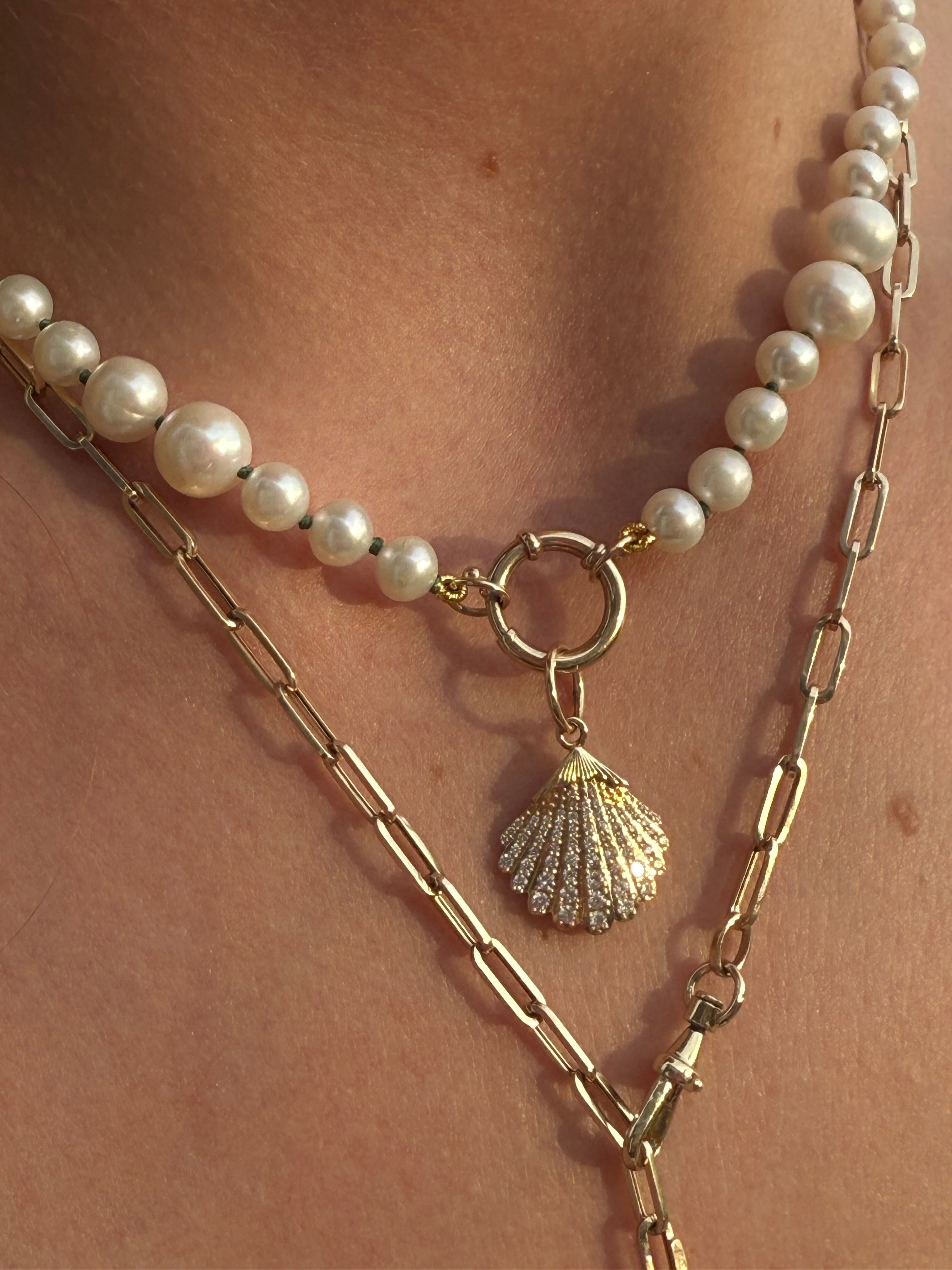 14K GOLD AND DIAMOND MEDIUM SHELL CHARM